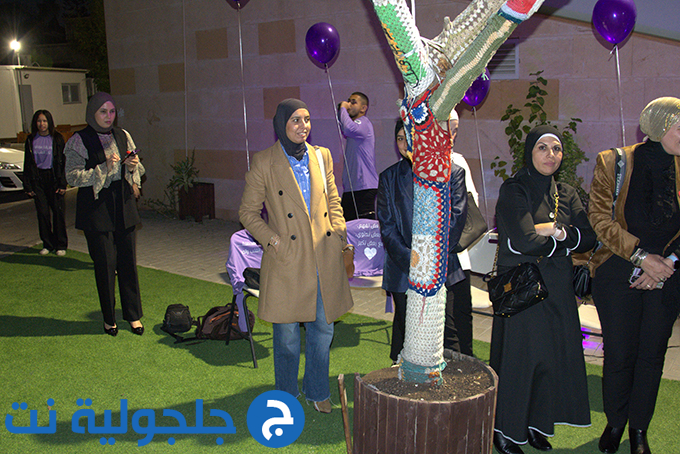 اضاءة المركز الجماهيري في جلجولية باللون البنفسجي بمناسبة اليوم العالمي لذوي الاحتياجات الخاصة